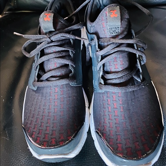 Under Armour mens shoes US 8.5, style# 1274072-004 - Picture 3 of 5
